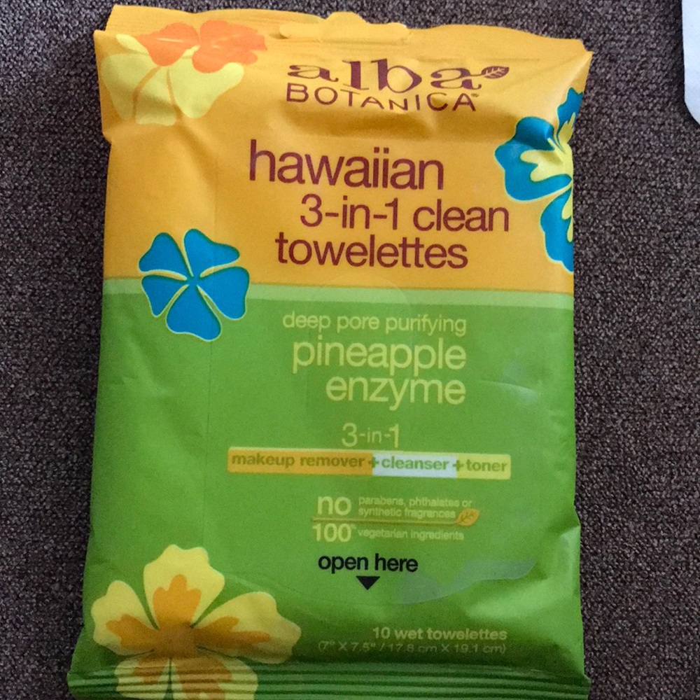 Makeup remover towelettes